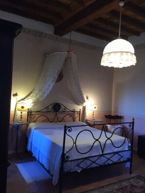 Deluxe Double Room, 1 Queen Bed | Individually decorated, individually furnished, desk, bed sheets