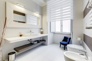 Deluxe Suite | Bathroom | Shower, free toiletries, hair dryer, bidet - Residenza Le Gemelle di Roma (Rome)