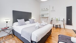 A modern hotel room with a large bed, bedside tables, a desk, and a chair. - Residenza Le Gemelle di Roma (Rome)