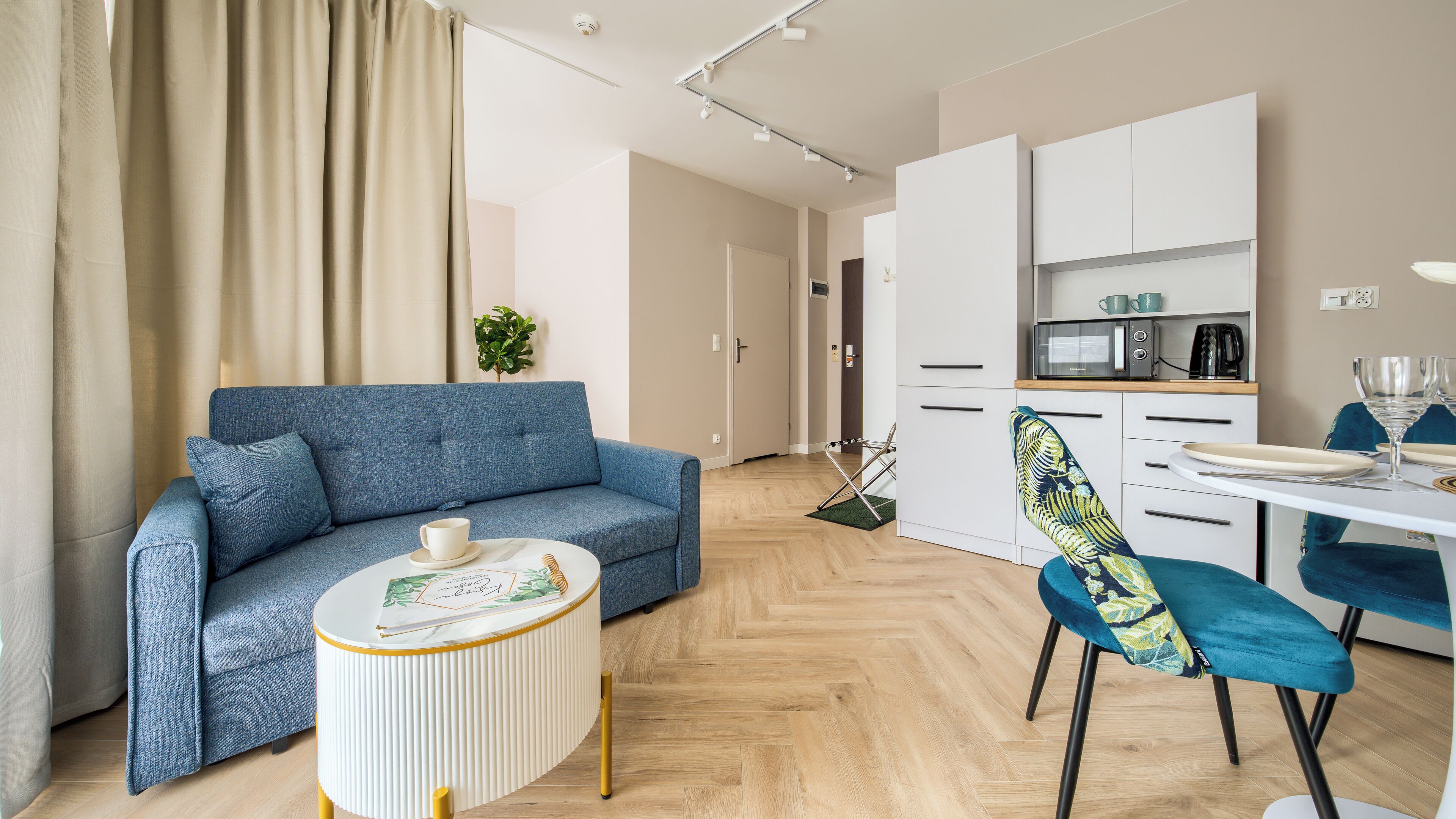 Apartment (614) | Área de estar | TV de tela plana