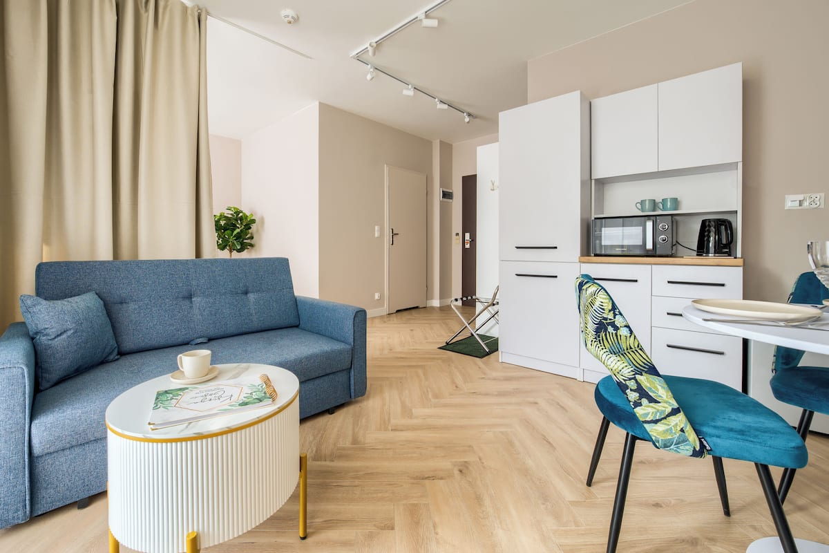 Apartment (614) | Vardagsrum | Platt-tv