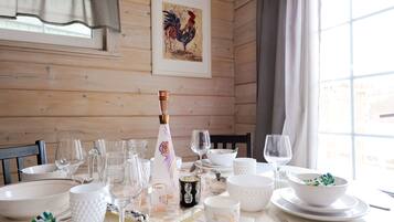 Deluxe-Villa, 3 Schlafzimmer, Sauna | Essbereich im Zimmer