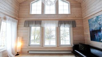 Deluxe-Villa, 3 Schlafzimmer, Sauna | Wohnzimmer | Flachbildfernseher