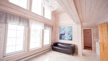 Deluxe-Villa, 3 Schlafzimmer, Sauna | Wohnbereich | Flachbildfernseher