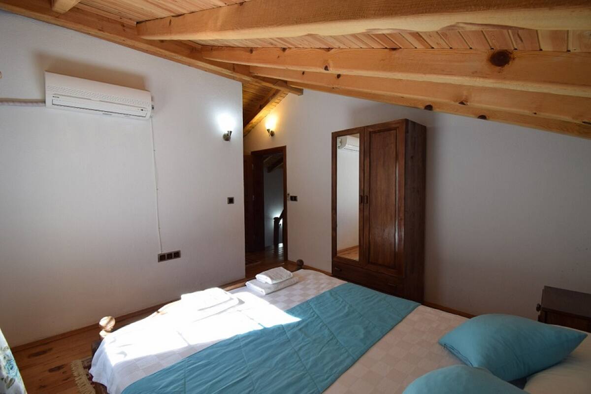 4 bedrooms, desk