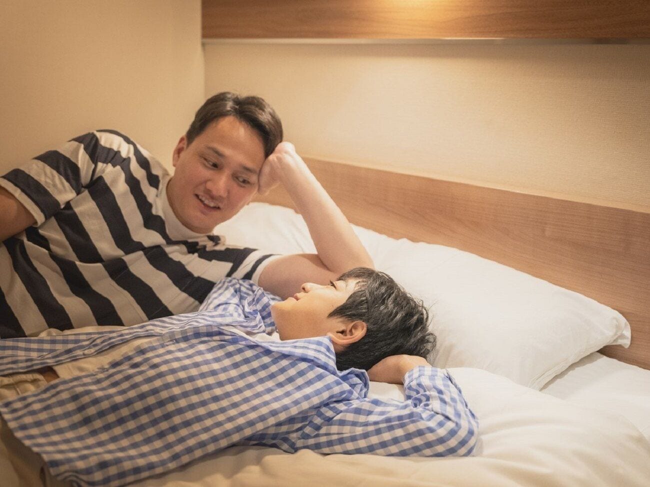 Tabla de planchar con plancha, wifi gratis y ropa de cama 