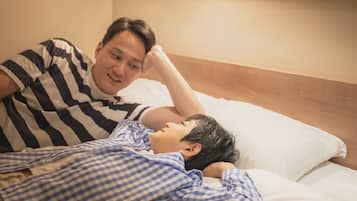 Tabla de planchar con plancha, wifi gratis y ropa de cama