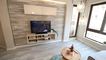 Luxe appartement, balkon, uitzicht op stad | Woonruimte | Een smart-tv, Netflix, een computer en betaalfilms