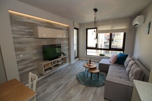 Luxury Apartment, Balcony, City View | Living area | Smart TV, Netflix, computer, pay movies - Apartments Angelov (Varna)