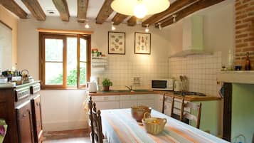 Full-sized fridge, microwave, oven, stovetop