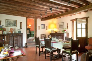 Desayuno típico de la región gratuito y diario