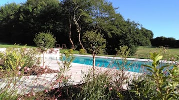 Piscine extérieure (ouverte en saison), chaises longues