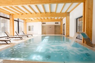 Una piscina cubierta