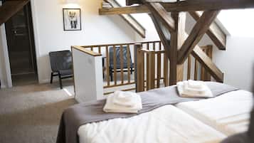 Quarto standard (Mezonet) | Frigobar, cofres nos quartos, individualmente decorados, escrivaninha