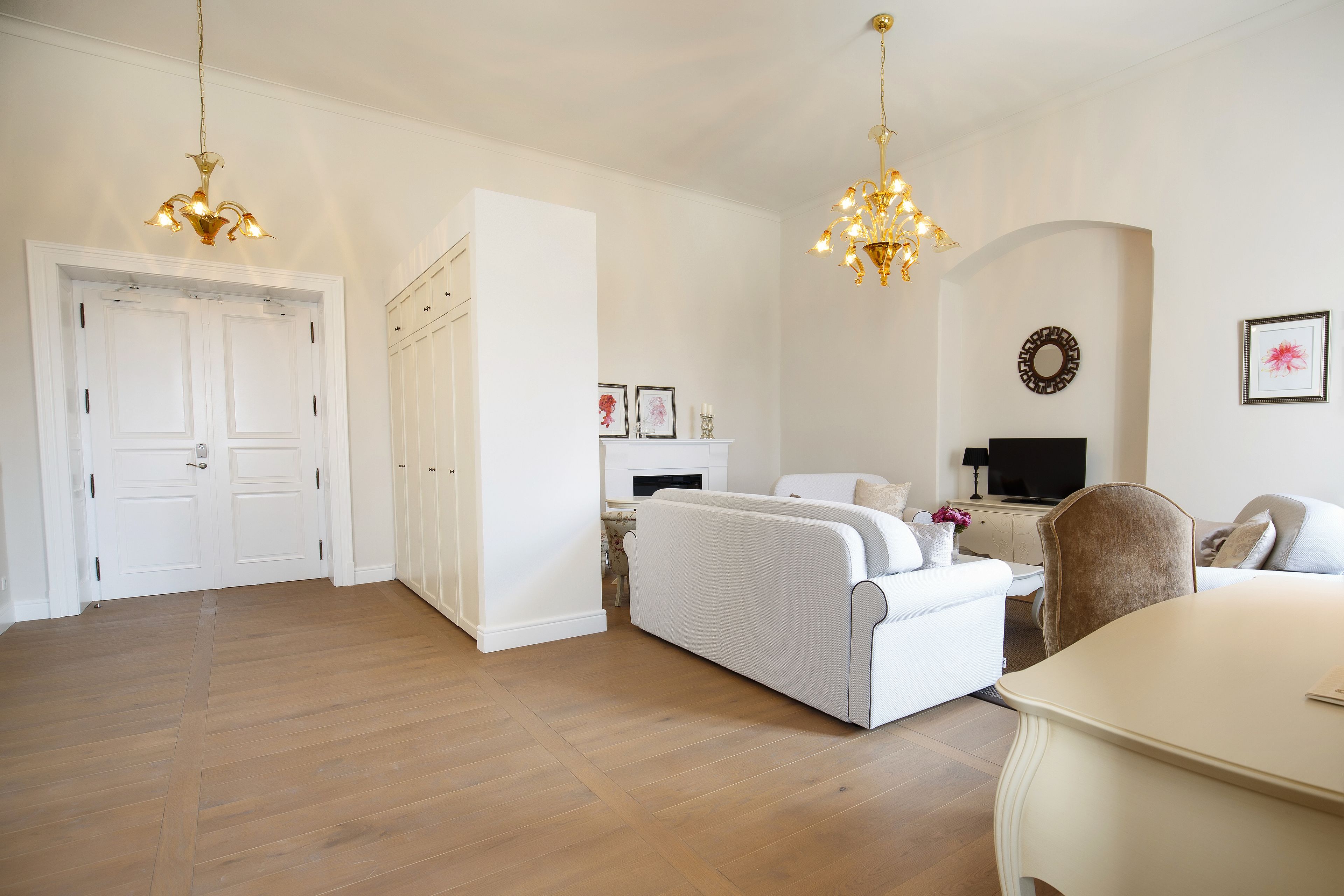 honeymoon suite | living area | flat-screen tv