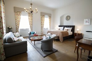 Deluxe Room | Minibar, in-room safe, individually decorated, desk - Hotel Château Gbelany (Gbelany)