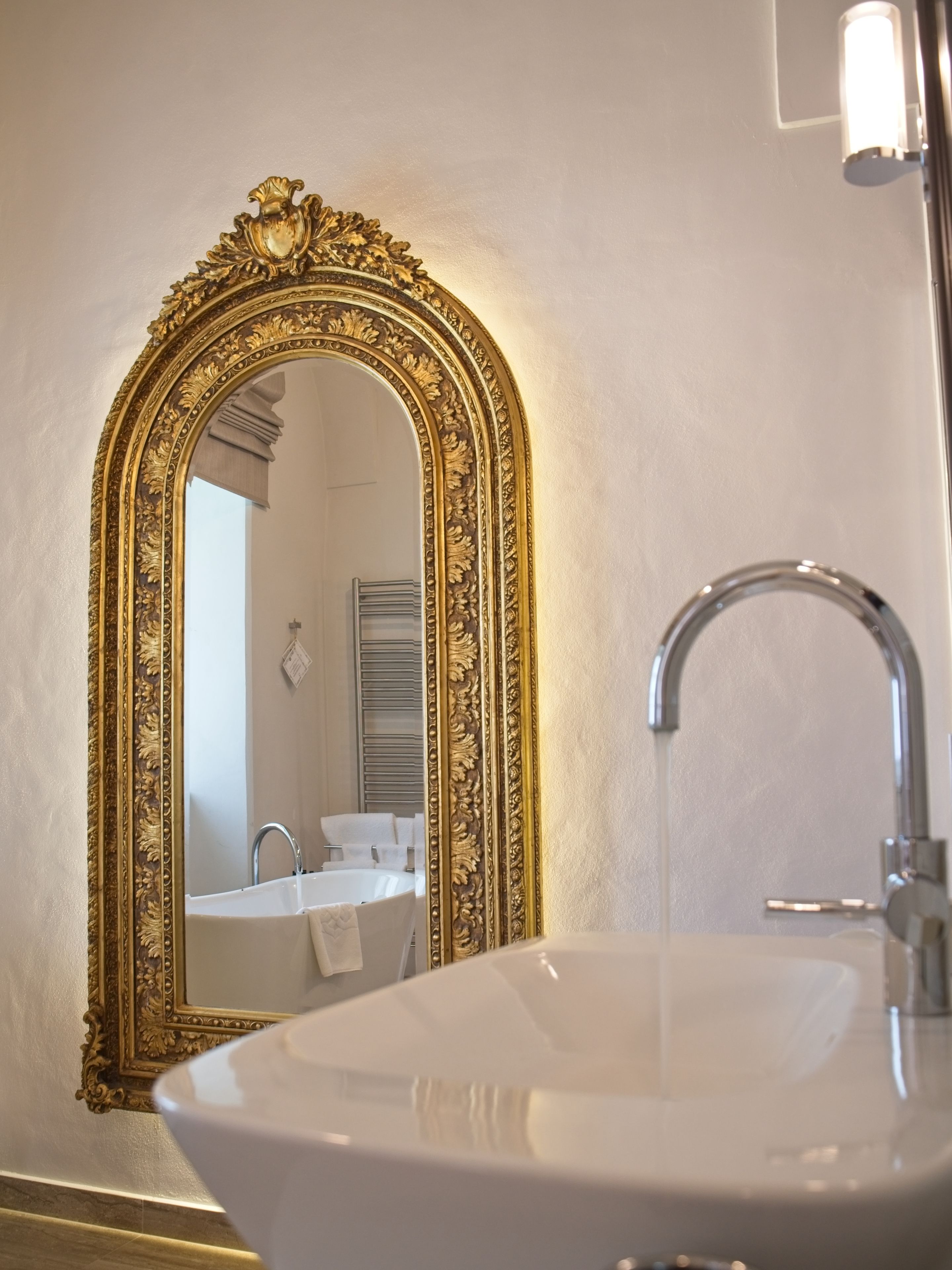 suite (grofski) | bathroom | free toiletries, bathrobes, slippers, towels