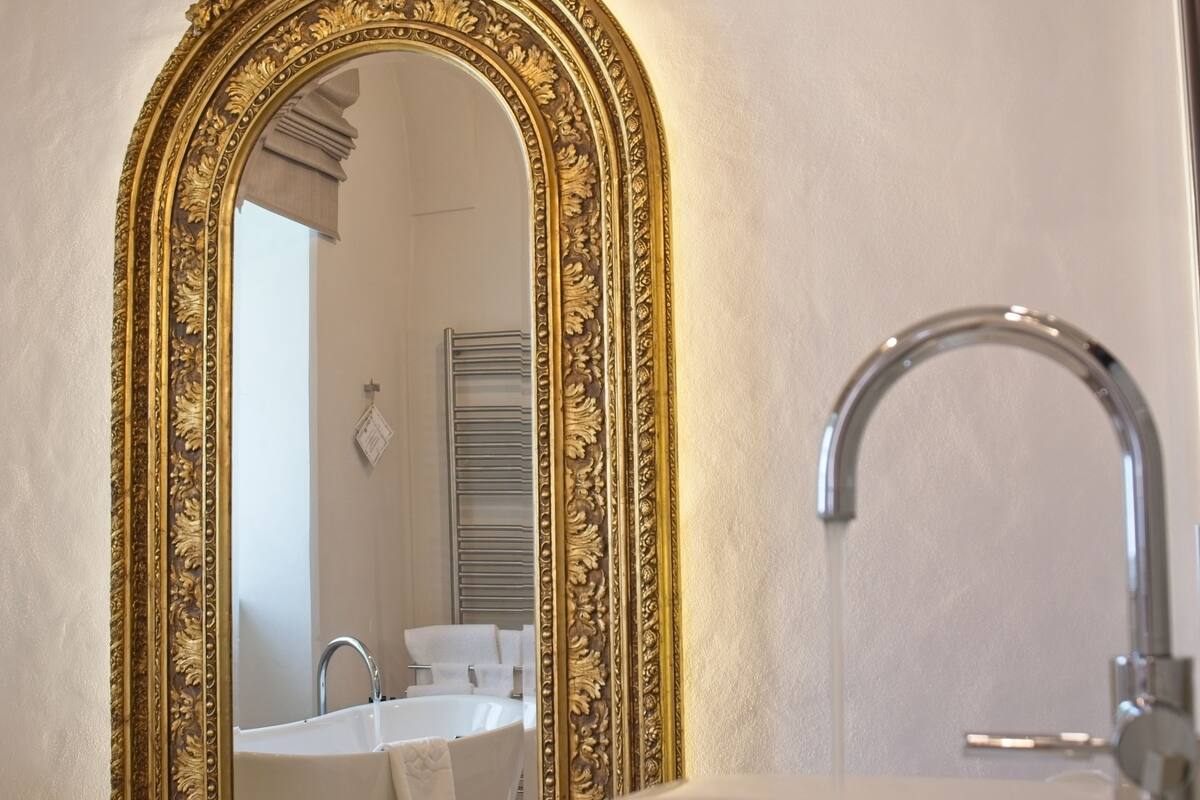 suite (grofski) | bathroom | free toiletries, bathrobes, slippers, towels