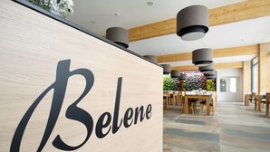 Un área de recepción con un mostrador de madera que dice "Belene".