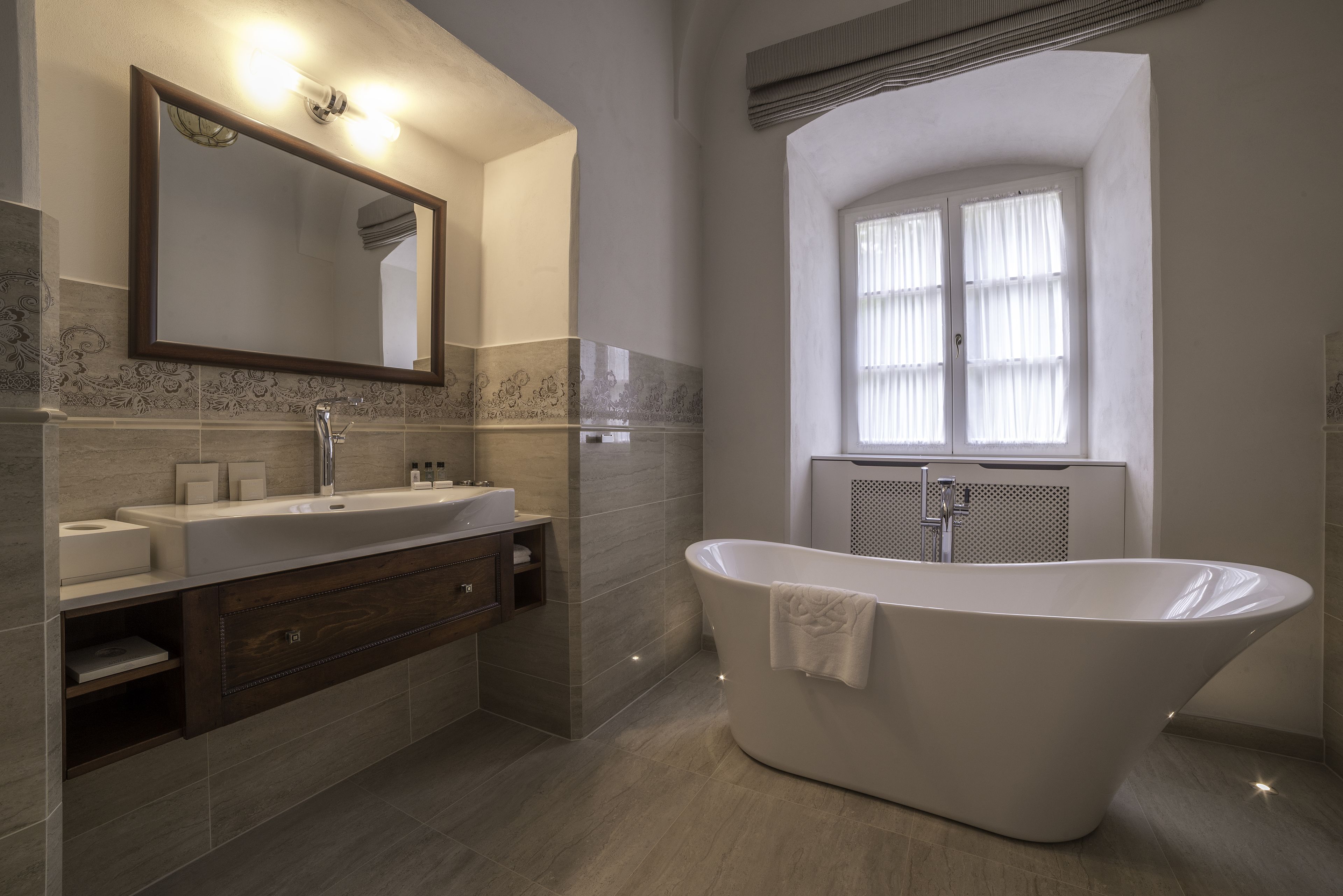 deluxe room | bathroom | free toiletries, bathrobes, slippers, towels