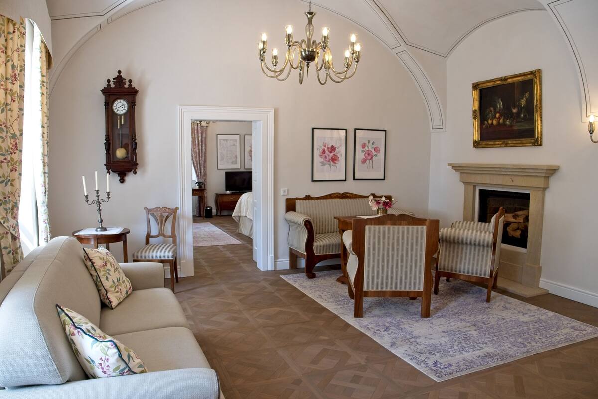 Suite (Grofski) | Living room | Flat-screen TV