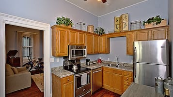 House, 4 Bedrooms, Non Smoking | Dapur peribadi | Peti sejuk/penyejuk beku saiz penuh, ketuhar gelombang mikro, ketuhar