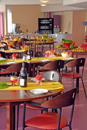 早餐，供應午餐和晚餐