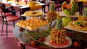 Breakfast, lunch and dinner served - Village Vacances La Prade Haute (Mont-Dore)
