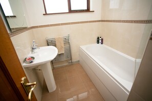 Casa Confort, varias camas, para no fumadores | Baño | Tina con regadera, amenidades de baño gratuitas, secadora de cabello 