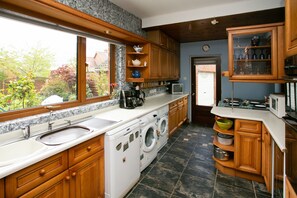 冰箱、微波炉、烤箱、炉灶