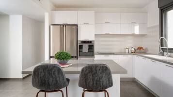 Departamento Deluxe, 3 habitaciones | Cocina privada | Refrigerador con congelador, horno y parrilla de estufa