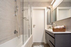 Deluxe Apartment, 3 Bedrooms | Bathroom | Free toiletries, hair dryer, towels - Savyoney Ramat Sharet - Isrentals (Jerusalem)