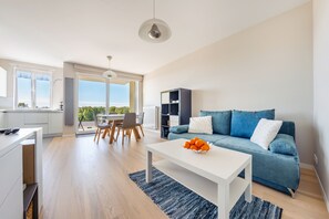 Apartemen (33, ul. Bałtycka 17 B) | Ruang keluarga | Televisi layar datar 30-inci dengan saluran TV kabel dan TV