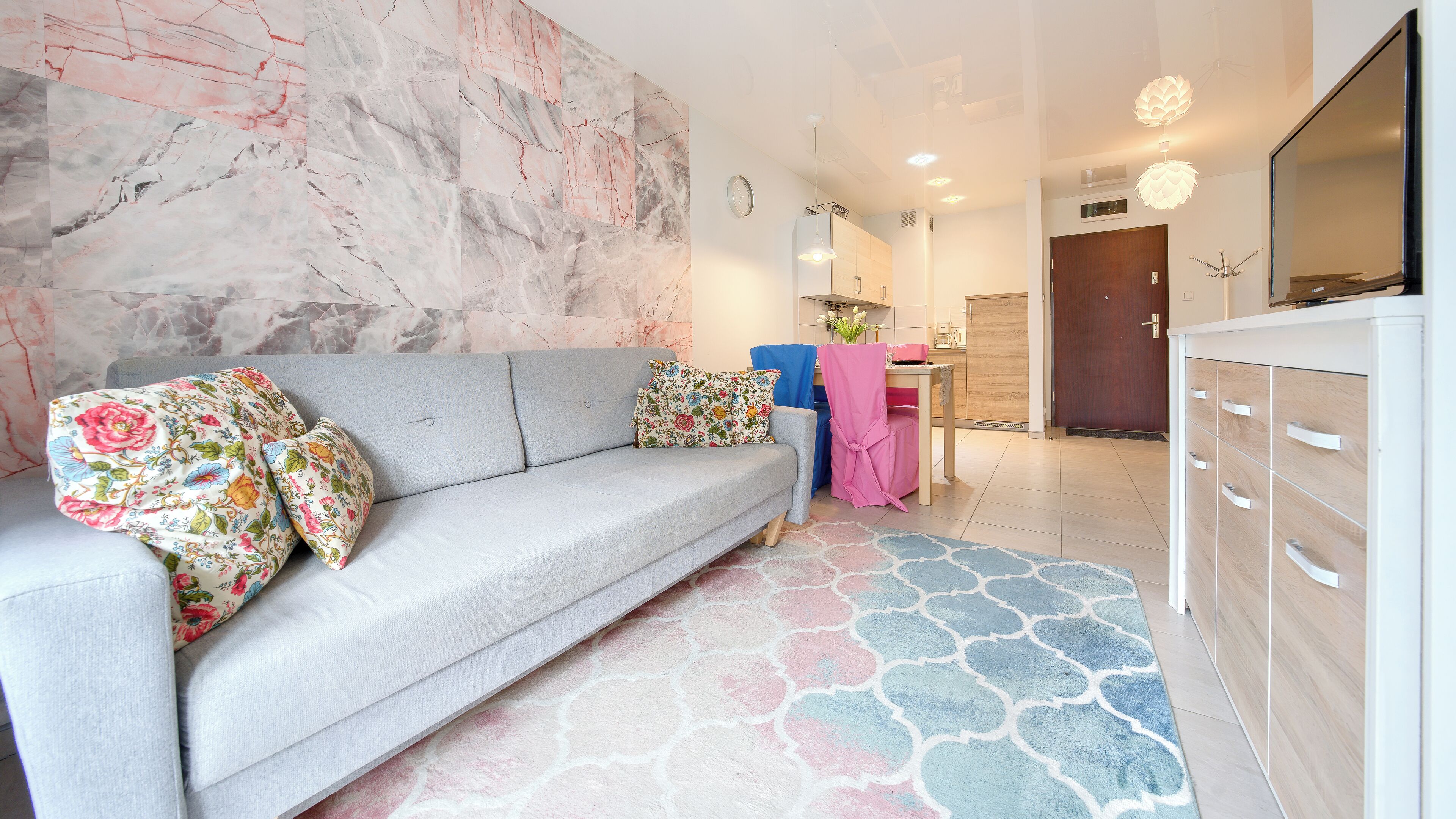 Lejlighed (16, ul. Bałtycka 16 B) | Opholdsområde | 30-tommers fladskærms-tv med kabelkanaler, tv