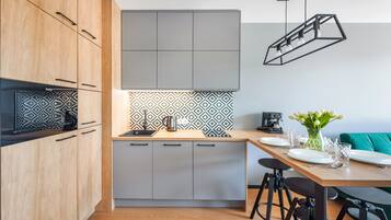 Apartamento (23, ul Rybacka 11 E) | Cozinha americana privada | Geladeira, cooktop, chaleira elétrica