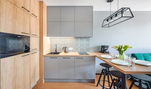 Appartement (23, ul Rybacka 11 E) | Coin cuisine privé | Réfrigérateur, plaque de cuisson, bouilloire électrique