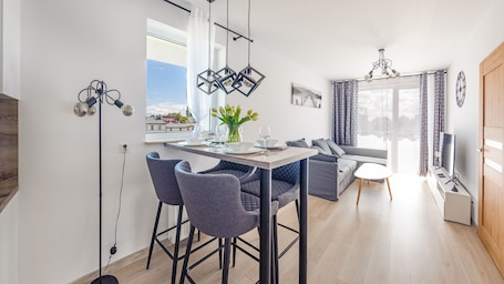 Apartment (17 ul. Rybacka 11E) | In-room dining. Apartamenty Sun&Snow Osiedle Bursztynowe