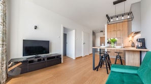 Apartment (23, ul Rybacka 11 E) | Ruang tamu | 30 inci televisyen skrin rata dengan kabel, TV