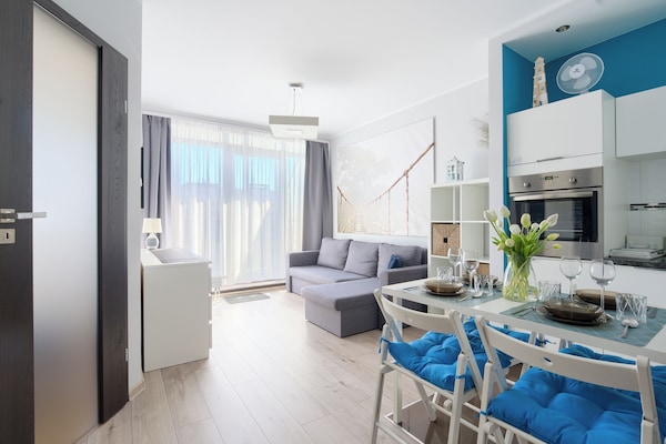 Appartement (51 ul. Bałtycka 16 C) | Woonruimte | Een 30-inch flatscreentelevisie met kabelzenders en een televisie
