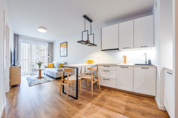 Appartement (22 - ul.Bałtycka 11 B) | Privékitchenette | Een koelkast, een kookplaat, een waterkoker, kookgerei, borden en bestek