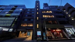 施設の正面 (日没後)