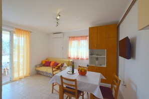 Apartment, 1 Bedroom, Balcony (556) | Private kitchen | Fridge, stovetop, cookware/dishes/utensils