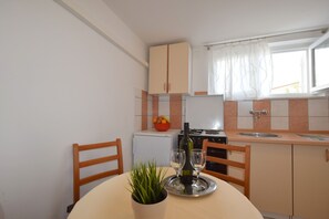 Apartment, 1 Schlafzimmer, Terrasse (558) | Wohnbereich | Fernseher
