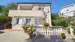 Front of property - Apartments Julia (Dobrinj)