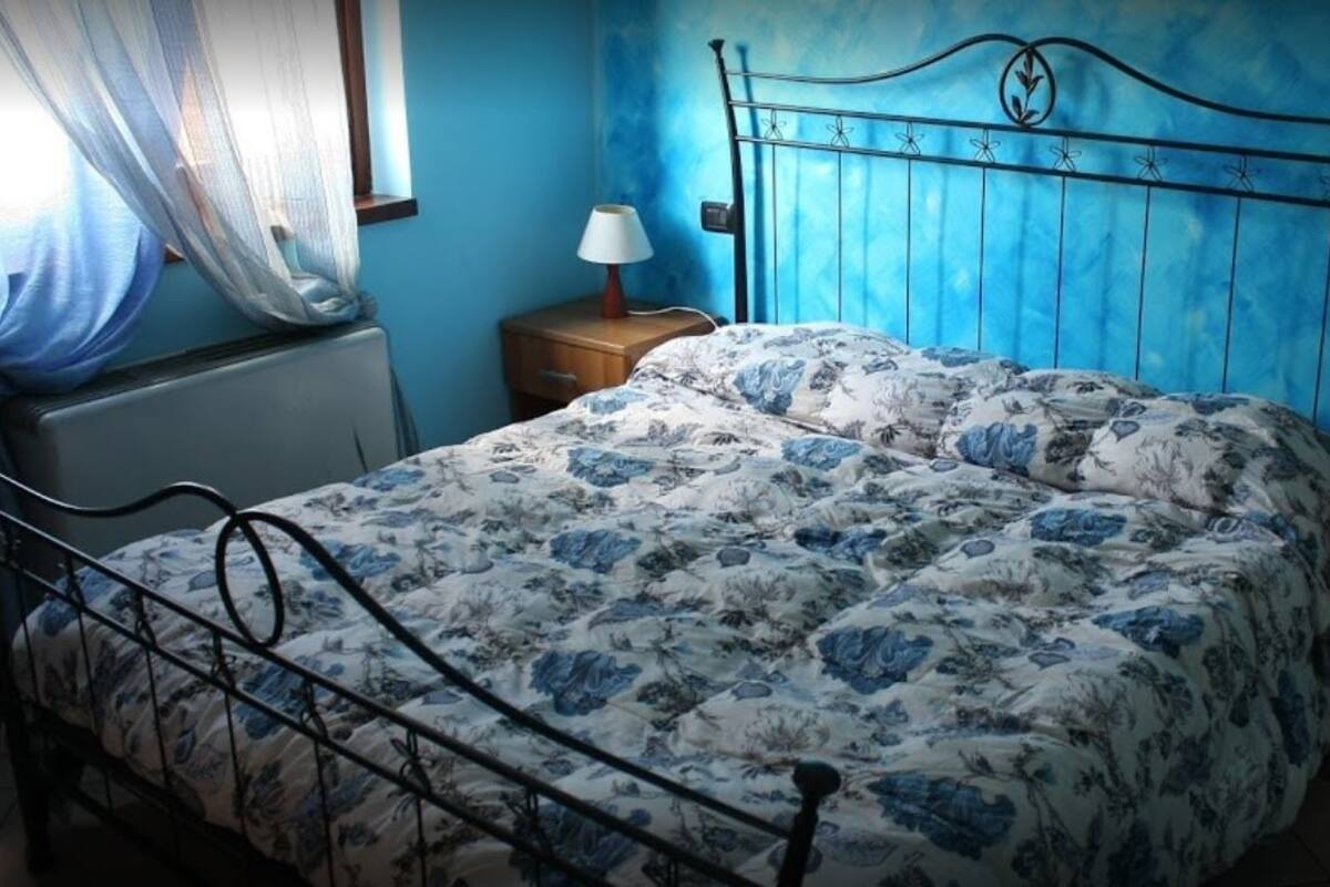 Een bureau, verduisterende gordijnen, babybedden (toeslag)