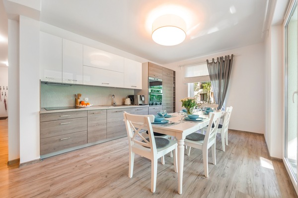 Appartement (302 H) | Privékitchenette | Een koelkast, een kookplaat, een waterkoker, kookgerei, borden en bestek