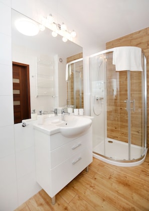 Apartment (I 103) | Bathroom | Shower, towels - Apartamenty Sun & Snow Polanki (Kolobrzeg)