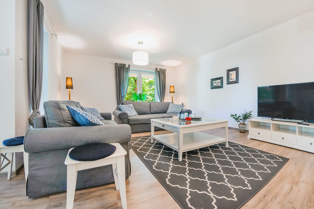 Apartment (302 H) | Living room | Flat-screen TV
