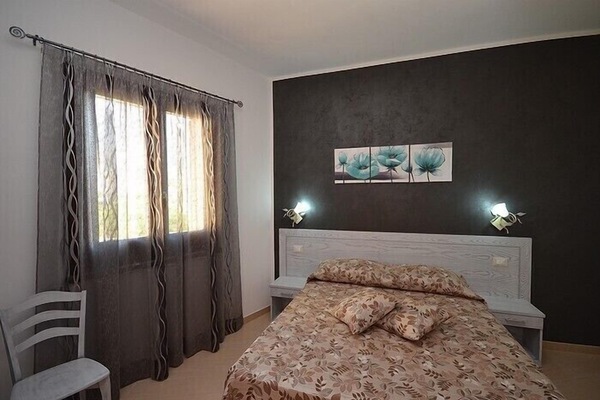 Desk, cots/infant beds, free WiFi, bed sheets
