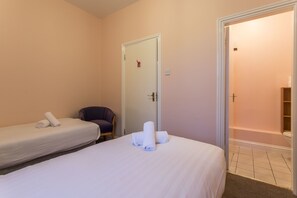 Apartment (4 People) | Iron/ironing board, free WiFi, bed sheets - North Circular Studios 1 (Dublin)